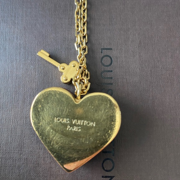 🦄 RARE 🦄 Authentic Louis Vuitton Resin Lock Me Heart Pendant Necklace - Picture 10 of 11